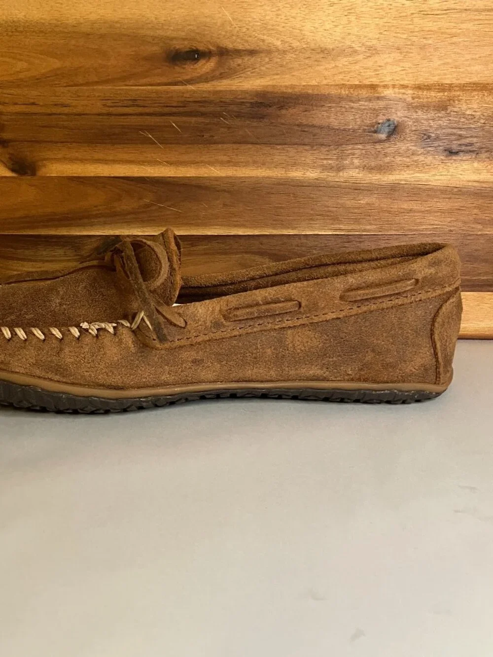 Minnetonka Men's Tie Tread Moccasins Brown Ruff Suede Size 9 NWOB Slip On Loafer
